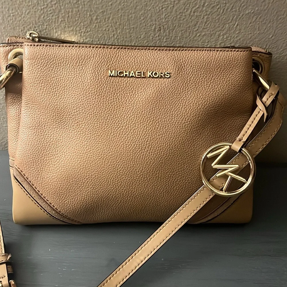 Michael Kors Nicole Triple Compartment Crossbody Bag, Beige Leather Gold Har EUC